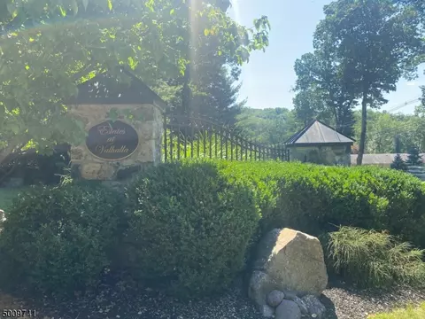 8 Quarry Mountain Ln, Montville Twp, NJ 07045