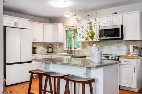 2 Glen Rd, Highland Lakes, NJ 07422