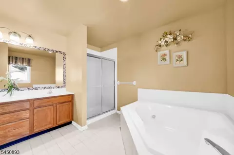 Bath - 5 Pegasus Pl, Hackettstown, NJ 07840 photo 2 of 3