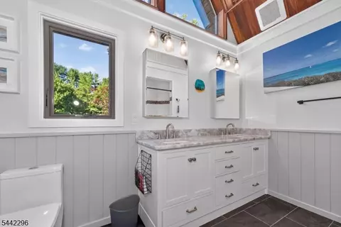 Bath - 339 Hackett Rd, Hampton, NJ 08827 photo 2 of 4