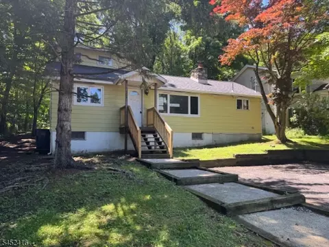 304 E Lakeshore Dr, Highland Lakes, NJ 07422