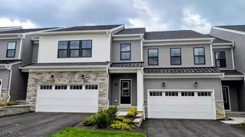 17 Blackmoor Ln, Randolph, NJ 07869