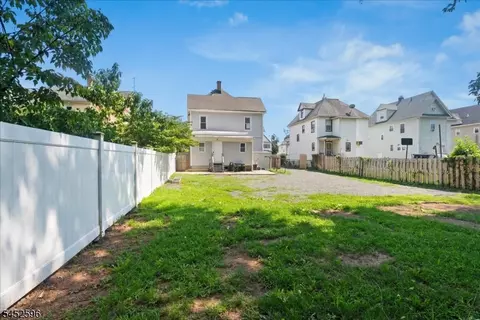 Exterior - 930 W 5th St, Plainfield, NJ 07063 photo 3 of 4