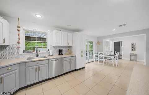 Entry Way - 21 Struble Ln, Rockaway Twp, NJ 07866 photo 7 of 8