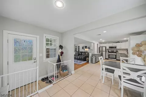 Entry Way - 21 Struble Ln, Rockaway Twp, NJ 07866 photo 4 of 8
