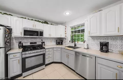 Kitchen - 21 Struble Ln, Rockaway Twp, NJ 07866 photo 2 of 2