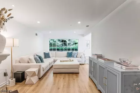 230 Riveredge Dr, Chatham Twp, NJ 07928