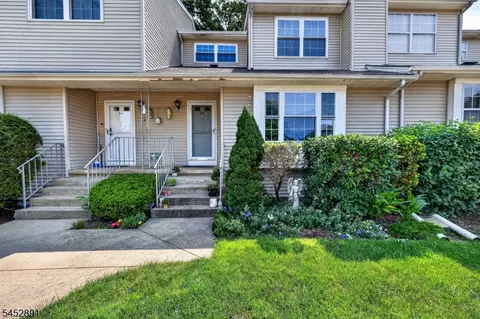 65 Freemont Ct, Somerset, NJ 08873