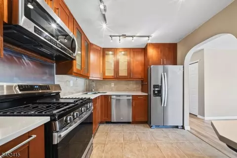 60 Taylor Dr, Franklin Park, NJ 08823
