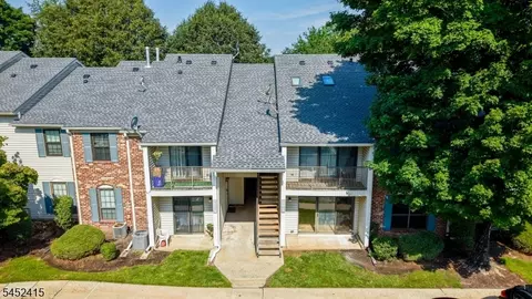 60 Taylor Dr, Franklin Park, NJ 08823