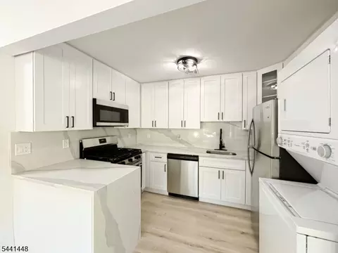 135 Falcon Ridge Way, Hamburg, NJ 07419