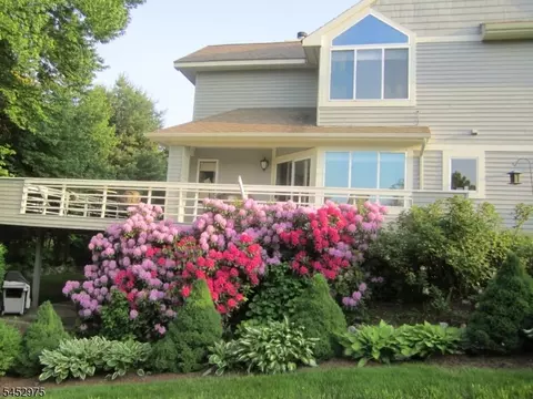 17 Tannery Hill Dr, Hamburg, NJ 07419