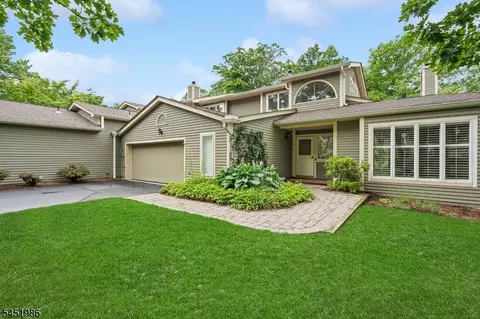 31 Stone Row Ln, Oak Ridge, NJ 07438