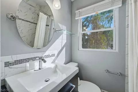 Bath - 77 Deborah Ct, Plainfield, NJ 07062 photo 2 of 3