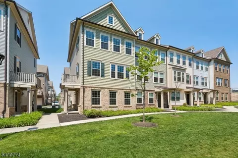 10 Cortland Ct, Livingston, NJ 07039