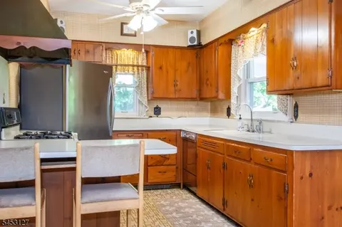 Kitchen - 1431 Alps Rd, Wayne, NJ 07470 photo 2 of 2
