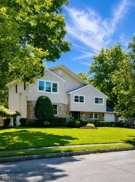 38 Billingsley Dr, Livingston, NJ 07039