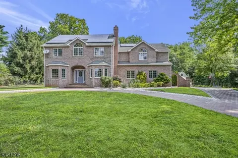 4 Brook St, Green Brook, NJ 08812