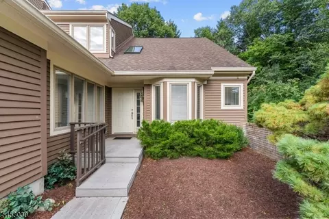 239 Westervelt Ln, Mahwah, NJ 07430