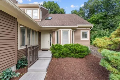 239 Westervelt Ln, Mahwah, NJ 07430