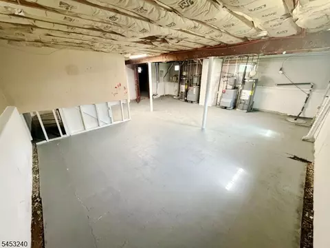 Entry Way - 240 Wainwright St, Newark, NJ 07112 photo 2 of 3