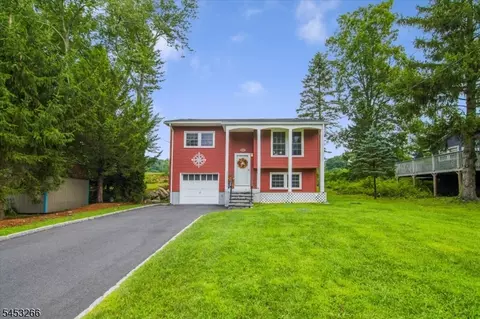 35 Lorettacong Dr, Lake Hopatcong, NJ 07849
