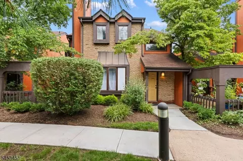 142 Riverbend Dr, North Brunswick Twp, NJ 08902