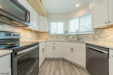 8 Ashley Ct #8, Bedminster, NJ 07921