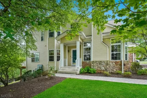 44 King George Rd, Green Brook, NJ 08812