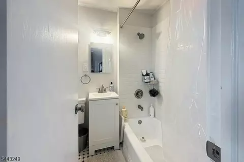 Bath - 2 Hillside Ave, Summit, NJ 07901 photo 1 of 4