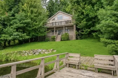 25 Decker Pond Trl, Sussex, NJ 07461
