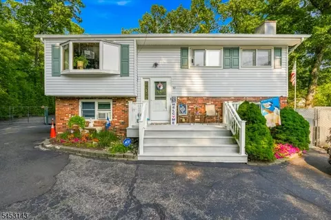 59 Shawnee Rd, Hopatcong, NJ 07843