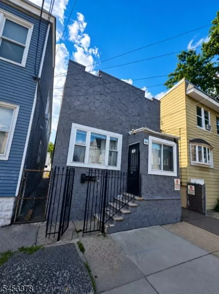 302 N 10th St, Newark, NJ 07107