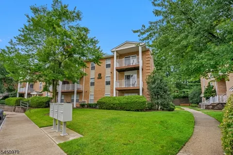 154 Vista Dr #154H, Cedar Knolls, NJ 07927