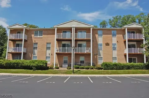 154 Vista Dr #154H, Cedar Knolls, NJ 07927