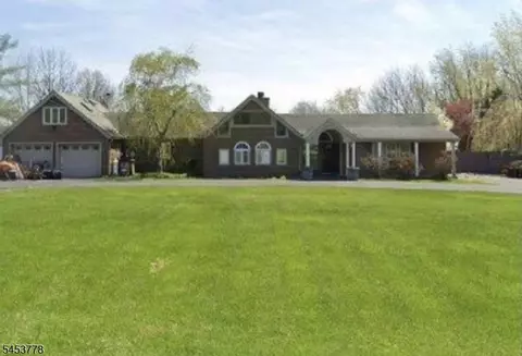 11 Summit Dr, Branchville, NJ 07826