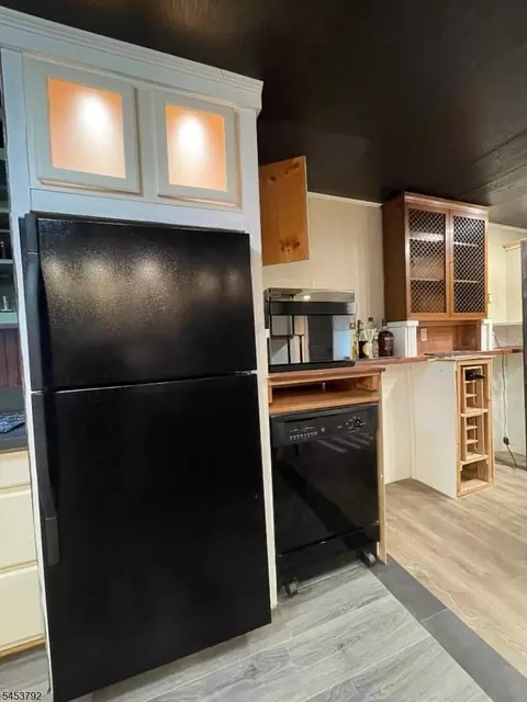 Kitchen - 61 Travelo Dr, Wayne, NJ 07470 photo 3 of 4