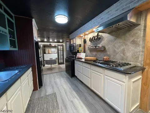 Kitchen - 61 Travelo Dr, Wayne, NJ 07470 photo 2 of 4