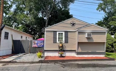 61 Travelo Dr, Wayne, NJ 07470 photo 2