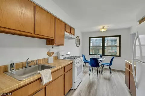 Kitchen - 1520 Raspberry Ct #1520, Edison, NJ 08817 photo 2 of 2