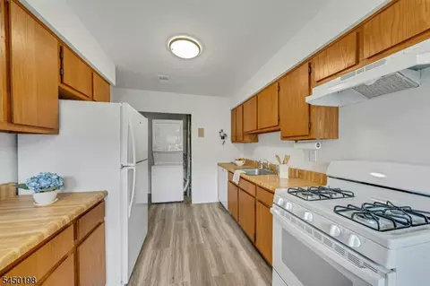 Kitchen - 1520 Raspberry Ct #1520, Edison, NJ 08817 photo 1 of 2