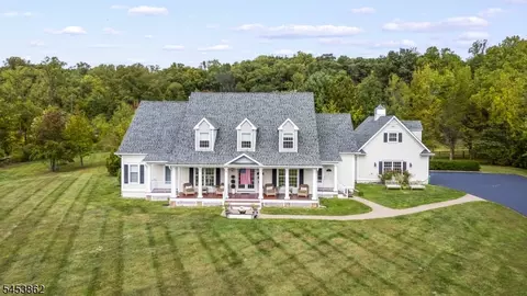 2 Glencree Ln, Lebanon, NJ 08833