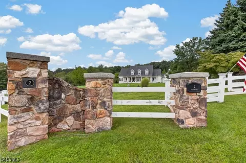 2 Glencree Ln, Lebanon, NJ 08833