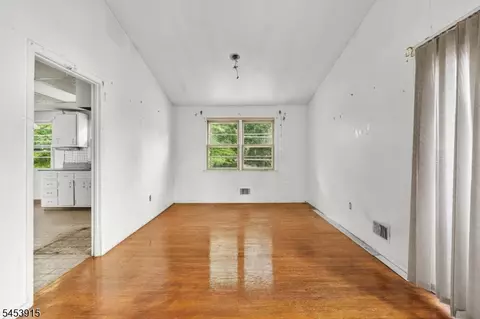 Living - 454 Plainfield Rd, Edison, NJ 08820 photo 3 of 7