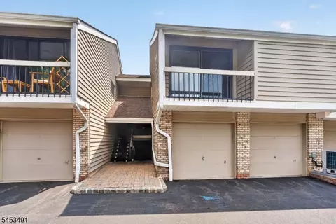 13 Evergreen Dr, Clinton, NJ 08809