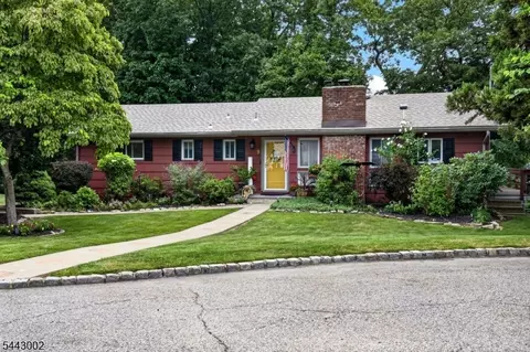 9 Michael Ct, Dover, NJ 07801