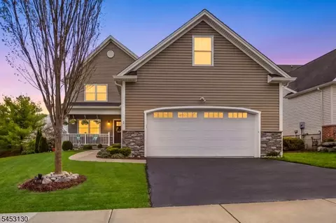 2 Bluffs Ct, Hamburg, NJ 07419