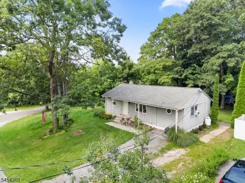 1 Ridgeview Ct, Highland Lakes, NJ 07422