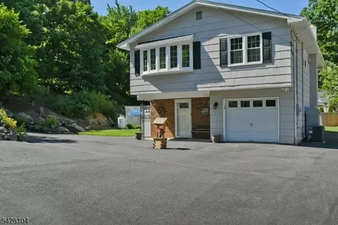 121 Leland Trl, Hopatcong, NJ 07843
