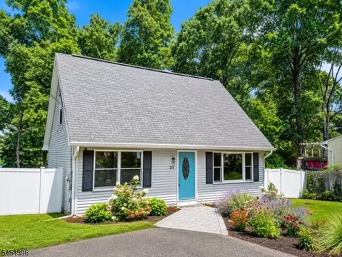 21 Woodland Trl, Hamburg, NJ 07419